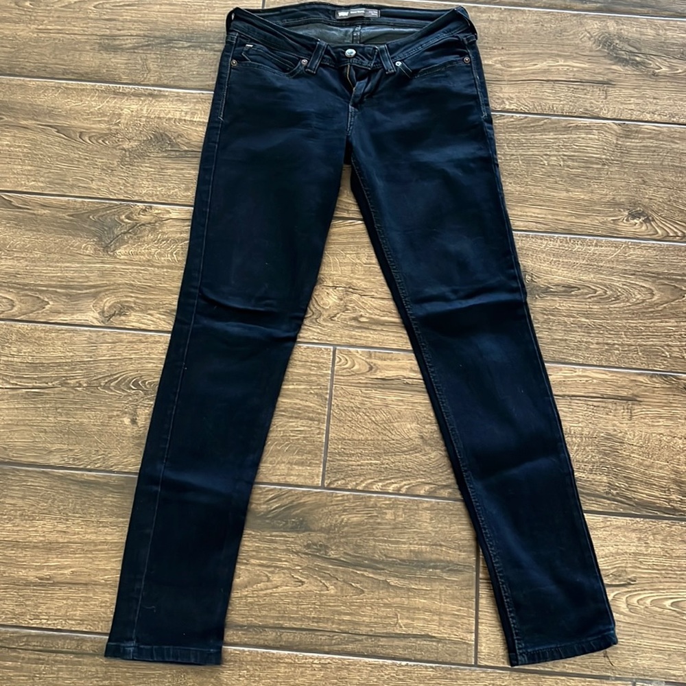 Women Levi’s jeans. Size W28/ L32. Great condition